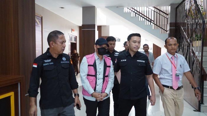 KORUPSI- Kejaksaan Tinggi Sumatera Utara menahan Kepala Dinas Kebudayaan dan Pariwisata (Disbudpar) Sumatera Utara Zumri Sulthony terkait dugaan korupsi kegiatan penataan Situs Benteng Putri Hijau, Kecamatan Namo Rambe, Deliserdang Tahun 2022, Selasa (11/3/2025).