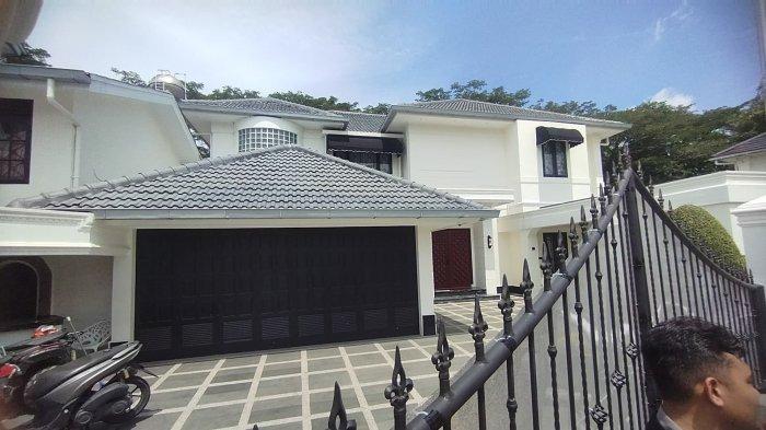 KPK GELEDAH RUMAH - Penampakan rumah milik Kadis PUPR Sumut, Topan Ginting, di perumahan elite Royal Sumatera, Jalan Jamin Ginting, Medan, Rabu (2/7/2025). KPK melakukan penggeledahan terkait kasus korupsi proyek pembangunan jalan di Dinas PUPR Sumut.