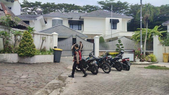 KPK GELEDAH RUMAH - Penampakan rumah milik Kadis PUPR Sumut, Topan Ginting, di perumahan elite Royal Sumatera, Jalan Jamin Ginting, Medan, Rabu (2/7/2025). KPK melakukan penggeledahan terkait kasus korupsi proyek pembangunan jalan di Dinas PUPR Sumut.