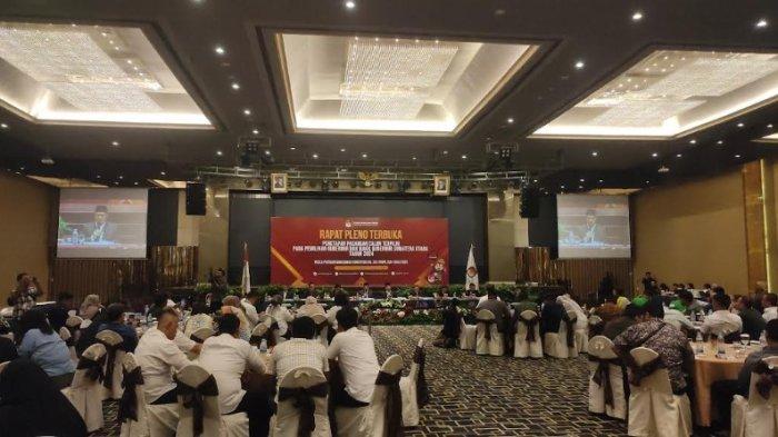 PENETAPAN GUBERNUR SUMUT - Komisi Pemilihan Umum (KPU) Provinsi Sumatera Utara menetapkan pasangan calon Gubernur Sumut nomor urut 1, Bobby Nasution dan Surya sebagai Gubernur Sumatera Utara terpilih periode 2025-2030. Penetapan pemilihan Gubernur Sumut dibacakan KPU, pada rapat pleno terbuka, Rabu (5/2/2025).