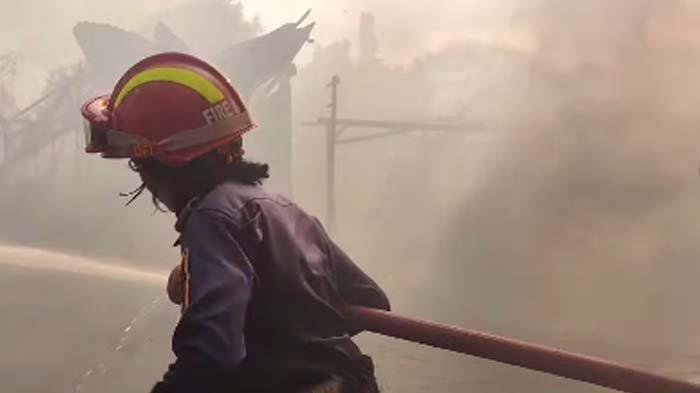 KRONOLOGI Srikandi Damkar Dilempari Batu Saat Padamkan Api di Bogor, Pelaku Diminta Mengaku