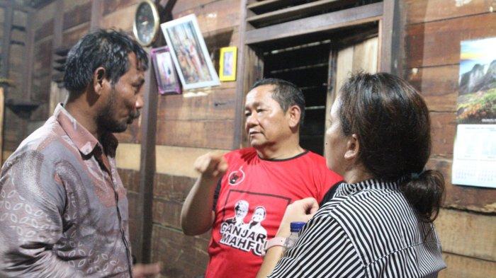 Ranto Hutauruk nelayan Sibolga berbincang dengan Ketua DPD PDIP Sumut Drs Rapidin Simbolon MM dan Ketua DPC PDI-P Sibolga Memory Panggabean di rumahnya usai dengar penjelasan tentang KTP Sakti, Kamis (2/12/2023).
