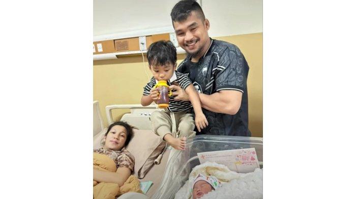 Kabar gembira terkait kelahiran anak ke 2 disampaikan Jeka Saragih melalui akun facebook pribadi miliknya.