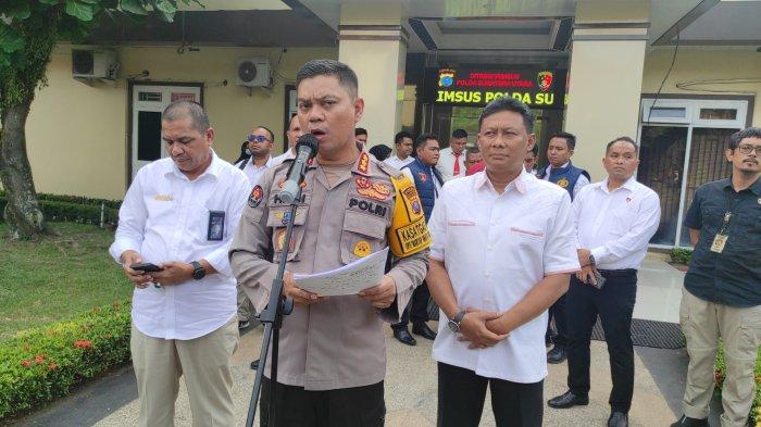 Kabid Humas Polda Sumut Kombes Hadi Wahyudi (tengah) Kepala Perum Bulog Sumut Arif Mandu (Kiri) dan Dirreskrimsus Polda Sumut Kombes Andry Setyawan (sebelah Kabid Humas) dan Kasubdit Indag AKBP Bambang Rubianto (kanan) saat memaparkan pemalsuan dokumen pengambilan beras Bulog, Senin (4/3/2024).