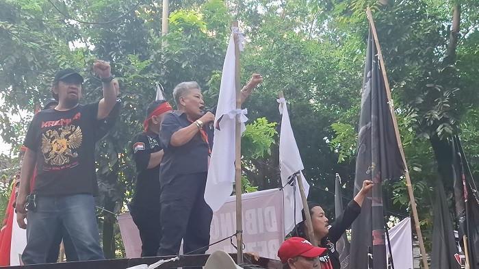 ORASI - Kader PDIP Ribka Tjiptaning berorasi untuk menyampaikan kekecewaannya terhadap vonis Hasto Kristiyanto di Pengadilan Tipikor Jakarta Pusat, Jumat (25/7/2025). Ribka mengajak para simpatisan dan kader PDIP untuk menggelar Kudatuli jilid 2.