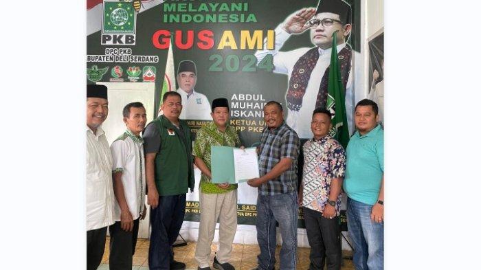 Kades Gunung Klawas, Reno Ginting mengambil formulir pendaftaran ke DPC PKB Deli Serdang dan diserahkan oleh Ketua DPC, Said Hadi Kamis, (25/4/2024).