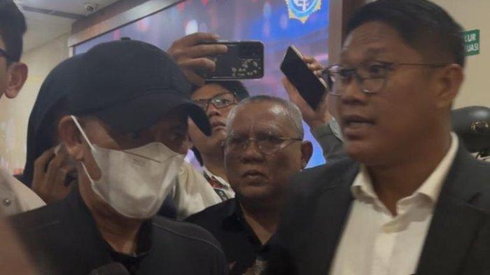 DITAHAN: Kades Kohod Arsin bin Asip (kiri) tiba di Bareskrim Polri, Senin (24/2/2025).(KOMPAS.COM /KIKI SAFITRI)