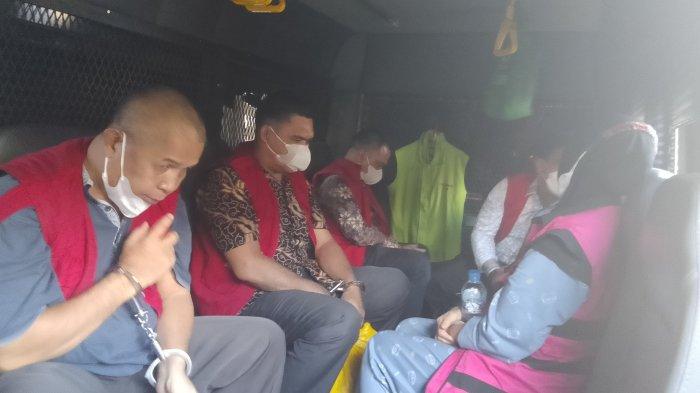 Kadisdik Langkat, Saiful Abdi, Kepala BKD Langkat, Eka Depari, Kasi Kesiswaan Bidang SD Disdik Langkat,  Alek Sander, Awaluddin Kepala Sekolah Dasar (SD) 055975 Pancur Ido, Selapian Kabupaten Langkat, dan Rohayu Kepala SD 056017 Tebing Tanjung Selamat, ditahan Kejatisu, Senin (13/1/2025). 