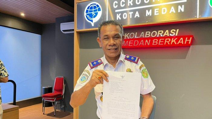 Kadishub Medan Iswar lubis saat menunjukkan Surat Edaran untuk seluruh pegawai Pemko Medan agar menggunakan kendaraan umum selama satu hari dalam seminggu, Jumat (20/12/2024). Hal ini mulai berlaku pada 24 September 2024 mendatang.