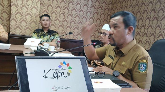 Kepala Dinas Pariwisata Guntur Sakti menerima sejumlah anggota DPRD Sumatera Barat yang melakukan studi komperatif ke Negeri Segantang Lada di Ruang Rapat Lantai 6, Graha Kepri, Kota Batam, Senin (29/7).
