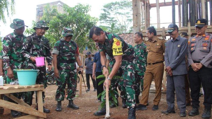 KADISPENAD Brigjen TNI Kristomei Sianturi memimpin langsung Tim Pengawasan dan Evaluasi (Wasev) ke beberapa sasaran TMMD di wilayah Kodim 0424/Tanggamus, tepatnya di Pekon Fajar Mulya, Kecamatan Pagelaran Utara, Kabupaten Pringsewu, Lampung, Senin (12/8/2024). (Dispenad)