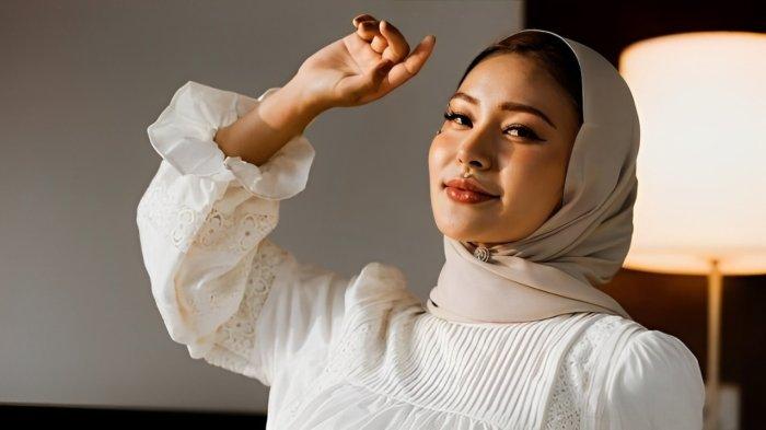 PINDAH AGAMA- Kae Asakura atau Rae Lil Black, bintang film dewasa asal Jepaang diisukan tengah pindah agama karena penampilan barunya.