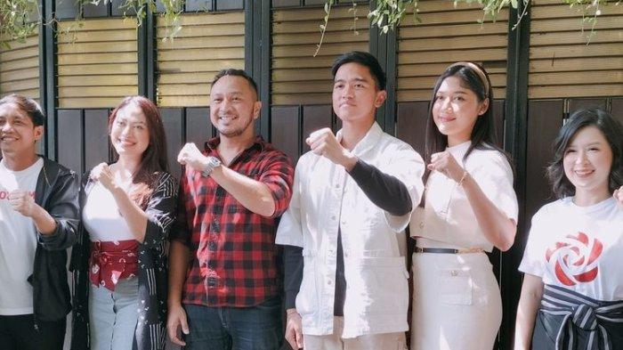 Kaesang Pangarep didampingi istri, Erina Gudono, saat resmi menjadi Ketua Umum PSI. (KOMPAS.COM/Fristin Intan Sulistyowati)