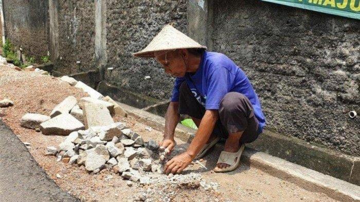 Kakek Sarono Pemecah Batu Berhonor Rp 10 Ribu
