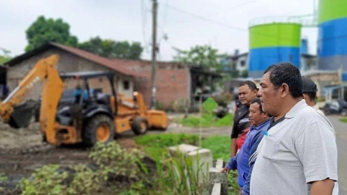 Kalak BPBD Kabupaten Deli Serdang, Amos F Karo Karo ketika melakukan peninjauan sungai beberapa waktu lalu. 
