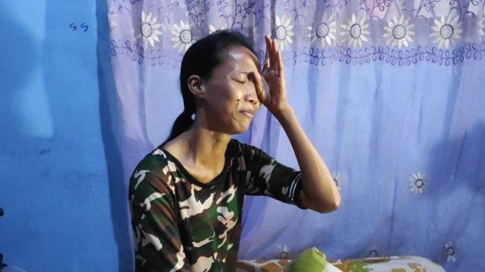 Kamelia (38) ibu dari Mahesya Iskandar (10) seorang siswa kelas IV Sekolah Dasar (SD) Yayasan Abdi Sukma Kota Medan yang anaknya disuruh duduk di lantai selama berjam-jam dan dilarang ikut belajar, ketika diwawancarai, Jumat (10/1/2025). Ia mengungkap kepedihan hatinya seorang guru tega memperlakukan pelajar duduk di lantai hanya karena nunggak bayar uang sekolah.