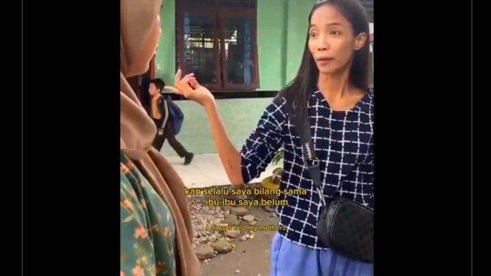Kamelia ibu siswa SD Yayasan Abdi Sukma Medan yang anaknya dihukum belajar duduk di lantai karena menunggak uang sekolah ribut dengan anak guru.