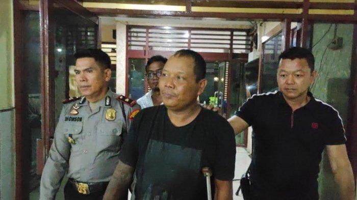 Kamiso (Tengah pakai tongkat) pelaku pembacokan Rahmantua yang ditangkap Polisi di Polsek Percut Seituan.