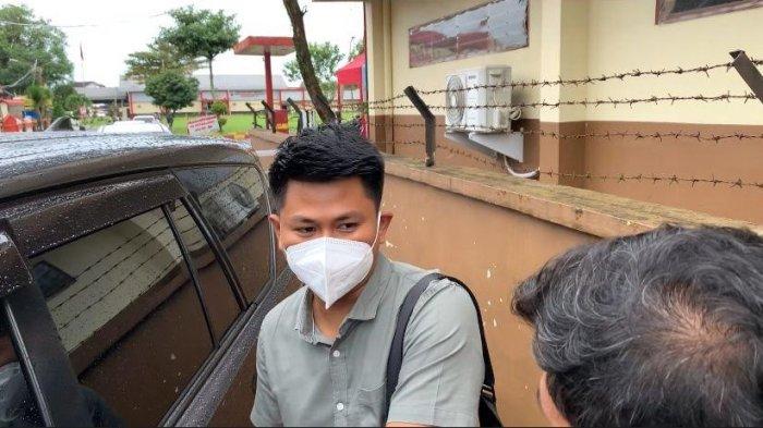 Kanit Reskrim Polsek Kuta Selatan, Iptu Nur Habib Auliya, mencoba menghindari wartawan ketika hendak diwawancarai, Rabu (22/11/2023). 