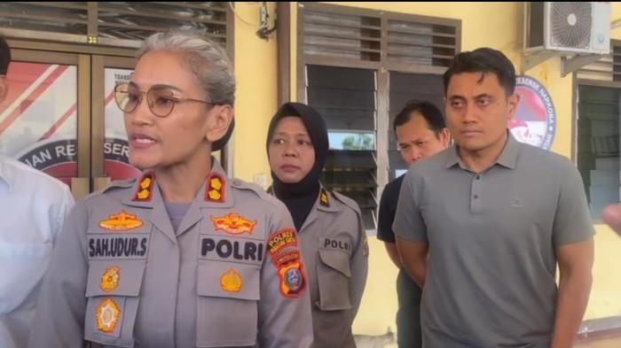 Kanit Tipikor Polres Pematangsiantar Ipda Lizar Hamdani (Kanan) saat doorstop bersama Kapolres Pematangsiantar, Senin (29/7/2025). Kabid Humas Polda Sumut Kombes Ferry Walintukan mengatakan, Ipda Lizar diperiksa Propam buntut dugaan pemerasan Rp 200 juta supaya perkara dugaan pungli Kadis Perhubungan dihentikan.