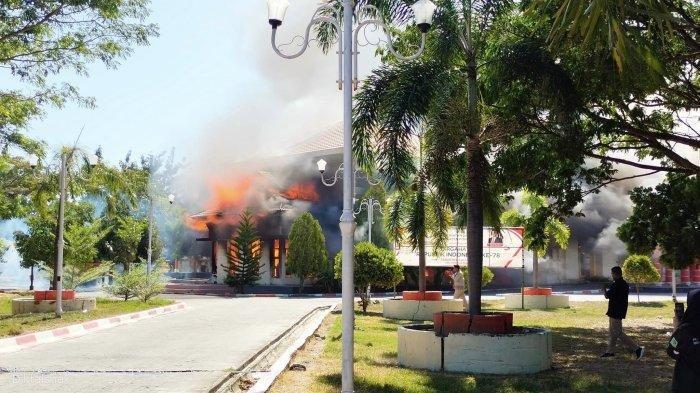 Kantor Bupati Pohuwato terbakar habis. Massa membakar kantor tersebut pada Kamis (21/9/2023).