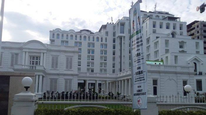 Kantor Gubernur Sumatra Utara terletak di Jalan Imam Bonjol No 30, Medan dengan luas lahan sekitar 5 ribu meter persegi.