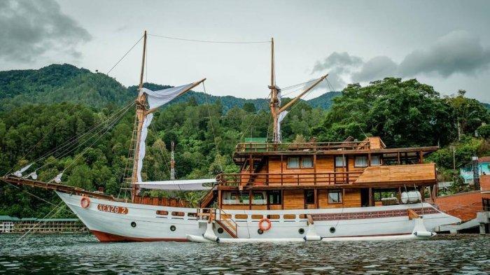Kapal Pinisi Kenzo ini akan memanjakan para pengunjung ke Danau Toba dengan berkeliling Danau Toba sambil nikmati fasilitas mewah.