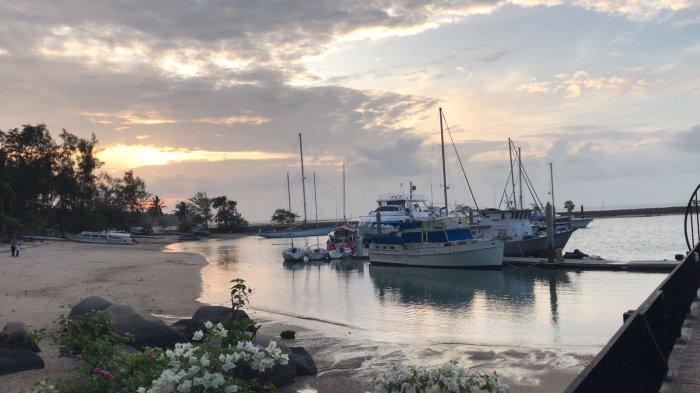 Kapal pesiar mewah, Yacht parkir tepat di depan Resort Nongsa Marina Point Nongsa Batam Kepri
