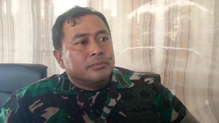 PENYERANGAN ANGGOTA TNI - Kapendam 1 Bukit Barisan, Kolonel Dody Yudha saat memberikan keterangan soal insiden kericuhan antara personel TNI dengan warga yang ada Desa Durin Simbelang, Kecamatan Pancurbatu, Kamis (30/1/2025). Kapendam 1 Bukit Barisan Kolonel Dody Yudha mengatakan, kericuhan bermula adanya salah seorang anggota TNI dari kesatuan Menarhanud 2/SSM dikeroyok hingga membuat puluhan anggota TNI marah