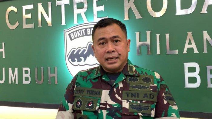 Kapendam I Bukit Barisan, Kolonel Dody Yudha, saat memberikan keterangan terkait prajurit Armed 2/105 Kilap Sumagan yang serang dan bantai warga di Kecamatan Sibiru-biru, Deliserdang. Akibat penyerangan itu, satu orang tewas dan belasan warga dilaporkan terluka, Minggu (10/11/2024).