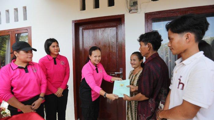 Mewakili Ketua Umum Bhayangkari, Ketua Pengurus Daerah Bhayangkari Sumut, Ny Ernie Agung Setya didampingi Kapolda Sumut Irjen Pol Agung Setya Imam Effendi menyerahkan kunci kepada 10 keluarga penerima gerakan kemanusian lewat bedah rumah pada Jumat (14/6/2024).