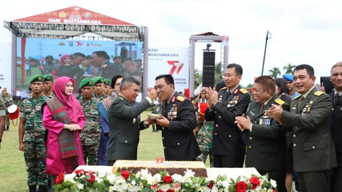 Kapolda Sumut Irjen Pol Panca Putra Simanjuntak diusuapi kue ulang tahun HUT Bhayangkara ke-77 oleh Pangdam I Bukit Barisan Mayjen TNI Daniel A Chardin pada Peringatan hari Bhayangkara ke-77 di Mapolda Sumut, Sabtu (1/7/2023).