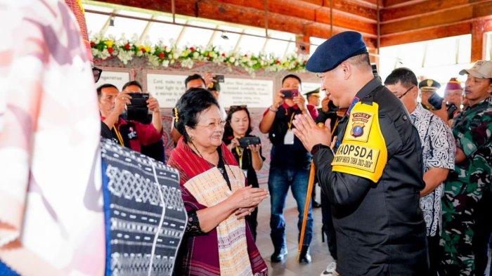 Kapolda Sumut, Irjen Pol Agung Setya Imam Effendi, melayat dan sampaikan belasungkawa kepada keluarga di Balige, Kamis (16/11/2023) atas wafatnya Letnan Jenderal (Letjen) TNI (Purn) Tiopan Bernhard (TB) Silalahi.