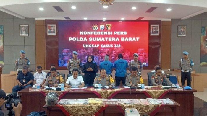 Kapolda Sumbar Irjen Pol Suharyono memberikan keterangan pers kepada wartawan, Rabu (28/8/2024) di Mapolda Sumbar.  Irjen Pol Suharyono, mengonfirmasi bahwa dua dari tiga pelaku perampokan mobil jasa pengangkut uang ATM di Padang Pariaman, Sumatera Barat, adalah oknum polisi. Kedua pelaku yang dimaksud adalah Brigadir Polisi Satu MPP (31) dan Brigadir Polisi Dua MSA (21). Sementara satu pelaku lainnya adalah warga sipil berinisial AS (38).
(Kompas.com/PERDANA PUTRA)