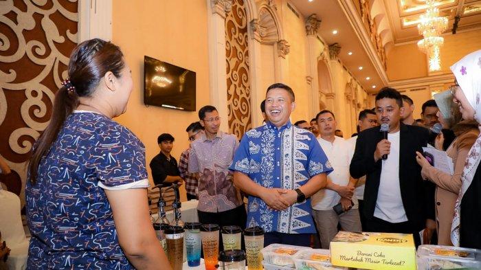 Kapolda Sumut Irjen Pol Agung Setya mengunjungi sejumlah stan UMKM Sumut dalam rangka menginisiasi kerjasama business to business (B to B) antara para pelaku Usaha Mikro Kecil dan Menengah (UMKM) dengan 14 hotel berbintang di Kota Medan, Jumat (11/8/2023).