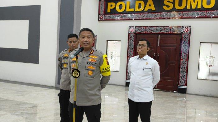 Kapolda Sumut Irjen Agung Setya Imam Effendi (tengah) Kabid Humas Polda Sumut Kombes Hadi Wahyudi (kiri) dan Dirkrimsus Kombes Teddy John Sahala Marbun (kanan) saat memaparkan kasus Lukman Dolok Saribu, tersangka ujaran kebencian dan penistaan agama.