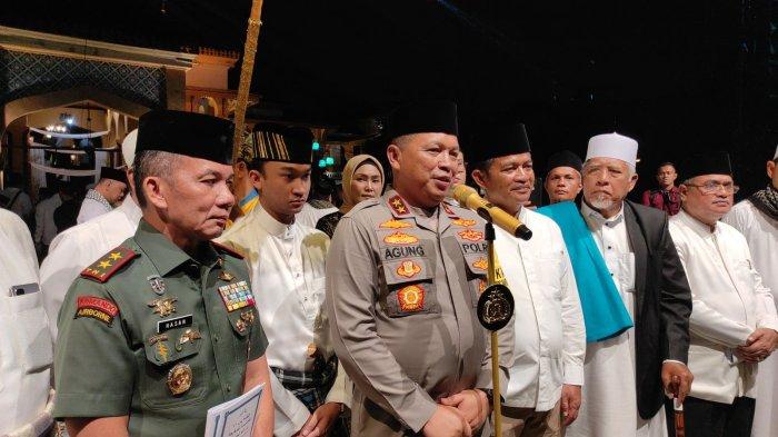 Kapolda Sumut Irjen Agung Setya Imam Effendi (tengah), Pangdam I Bukit Barisan Mayjen Mochamad Hasan (kiri) Sultan Deli (2 dari kiri) dan PJ Gubernur Sumut Hassanudin (sebelah Kapolda) saat menyampaikan deklarasi pemilu damai di hadapan ribuan masyarakat di Istana Maimun Medan, Jalan Brigjen Katamso, Senin (27/11/2023) malam.
