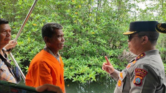Kapolda Sumut Irjen Agung Setya Imam Effendi saat menginterogasi Sapri, pelaku perambahan hutan mangrove di Langkat. Dari Sapri diketahui dia menjual kayu bakau untuk dijadikan arang.