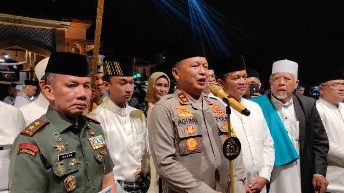 Kapolda Sumut Irjen Agung Setya Imam Effendi (tengah), Pangdam I Bukit Barisan Mayjen Mochamad Hasan (kiri) Sultan Deli (2 dari kiri) dan PJ Gubernur Sumut Hassanudin (sebelah Kapolda) saat menyampaikan deklarasi pemilu damai di hadapan ribuan masyarakat di Istana Maimun Medan, Jalan Brigjen Katamso, Senin (27/11/2023) malam.