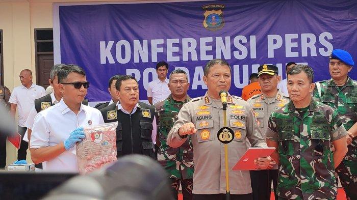 Kapolda Sumut Komjen Pol Agung Setya (kanan), menunjukkan barang bukti yang digunakan oleh pelaku saat mengeksekusi membakar rumah Sempurna Pasaribu, di Mapolres Tanah Karo, di Jalan Veteran, Kabanjahe, Senin (8/7/2024).