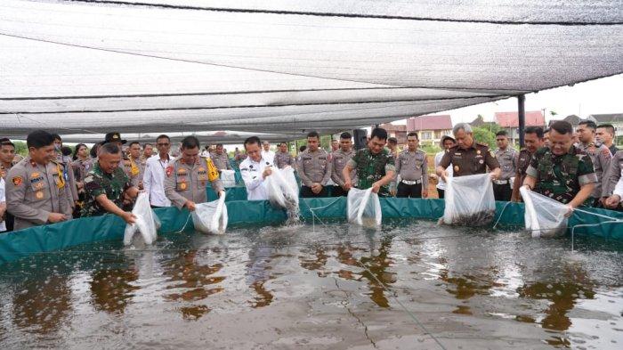 Kapolda Sumut Irjen Whisnu Febrianto memimpin penaburan benih ikan dalam rangka membangun Kemandirian Pangan untuk Stabilitas Bangsa Polda Sumut menyiapkan 548,87 hektar lahan untuk penanaman jagung serentak pada 16 Januari 2025. Kolaborasi Polri, masyarakat, dan petani lokal menjadi langkah strategis mewujudkan ketahanan pangan demi stabilitas negara.