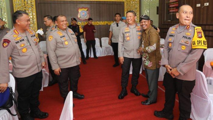 Kedatangan Kapoldasu bersama Ketua Bhayangkari Sumut serta para Pejabat Utama Polda Sumut disambut Kapolres Padangsidimpuan AKBP Dudung bersama seluruh personel, tokoh agama, ulama, serta Forkopimda.