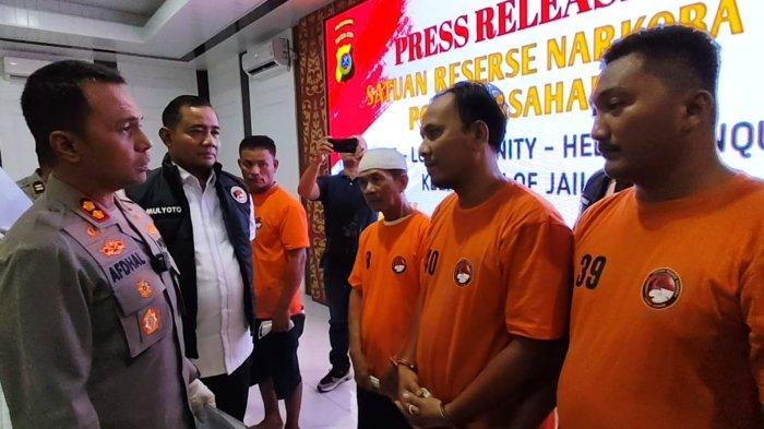 Kapolres Asahan, AKBP Afdhal Junaidi mengintrogasi tiga para tersangka kepemilikan narkoba jenis sabu-sabu dengan berat 20 kg di Mapolres Asahan, Kamis (19/6/2025).  (TRIBUN MEDAN/ALIF Al Qadri Harahap)

