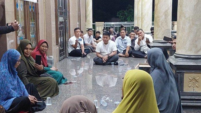 Kapolres Binjai, AKBP Rio Alexander Panelewen saat bertemu dengan emak-emak perwiritan dan pemuda di Masjid Al-Ikhlas di Dusun I Pasar Umum, Desa Tandam Hilir Satu, Kecamatan Hamparan Perak, Deliserdang, Sumatera Utara, Minggu (13/8/2023) dinihari.