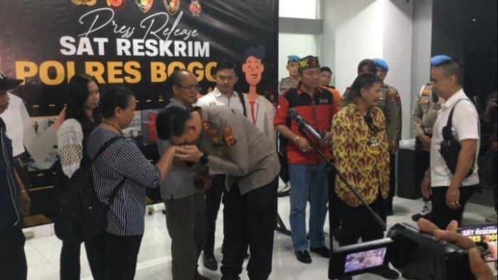 Ibu Bripda Ignatius dicium tangan oleh Kapolres Bogor