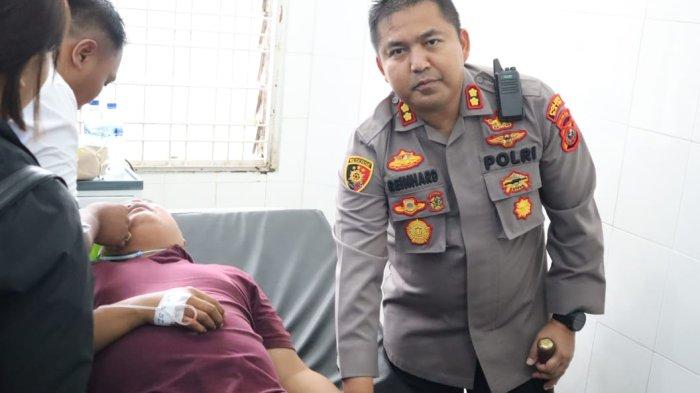 Kapolres Dairi, AKBP Reinhard Nainggolan Memohon Maaf atas Tindakan Disiplin kepada Anak Buah Hingga Masuk Rumah Sakit

TRIBUN-MEDAN.COM, DAIRI- Kapolres Dairi, AKBP Reinhard H Nainggolan, SH, SIK, MH memohon maaf atas tindakan disiplin kepada anak buahnya hingga masuk Rumah Sakit.

Kejadian berawal pada Senin Dini hari Kapolres melakukan pengecekan terhadap Perwira Pengawas dan personil piket SPKT, piket Fungsi operasional dan piket RTP (Rumah Tahanan Polri), ditemukan petugas yang melaksanakan piket jaga, tidak meresfon panggilan radio HT (Handy Talkie).

Kemudian Kapolres mengumpulkan Perwira pengawas dan petugas piket memberikan teguran lisan serta tindakan disiplin berupa hormat bendera, sambil Kapolres menuju ke barisan piket dan menanyakan kenapa tidak menjawab panggilan radio HT (Handy Talkie), dan dijjawab petugas piket Intelkam HT tidak berfungsi baik.

Untuk memastikan Kapolres mengecek langsung ternyata HT tersebut berfungsi baik, dan kedua anggota yang menjawab itu diberikan teguran serta tindakan fisik.

Setelah itu Kapolres, para Pejabat Polres, Perwira Pengawas serta seluruh petugas piket meninggalkan lapangan apel, sementara kedua petugas piket Intelkam dibawa ke ruang propam.

Kapolres Dairi baru mengetahui kedua piket Intelkam yang diberikan teguran dan tindakan disiplin tersebut berobat ke RSUD Sidikalang setelah selesai pelaksanaan zoom meeting.

Untuk memastikan anak buahnya dalam kondisi sehat Kapolres menjenguk dan diketahui memiliki penyakit bawaan yaitu syaraf terjepit dan hipertensi.

AKBP Reinhard merasa bersalah karena akibat Tindakan yang diberikan mengharuskan anak buahnya masuk Rumah Sakit dan dia bertanggung jawab serta meminta maaf.

“Saya meminta maaf atas kejadian tersebut dan berjanji tidak akan mengulangi kembali,” ucap AKBP Reinhard.

Sementara itu Kapolda Sumatera Utara (Sumut), Irjen Pol Agung Setya melalui Kabid Humas Kombes Hadi Wahyudi mengatakan atas Perintah Kapolda memerintahkan Kabid Propam untuk melakukan Pemeriksaaan terhadap Kapolres Dairi, (28/8/2023).

Keduanya Bripka David Sitompul dan Bripka Hendrik Simatupang dari Satuan Intelkam Polres Dairi.

