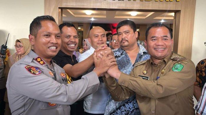 Kapolres Padangsidimpuan AKBP Wira Prayatna (kiri) bersama keluarga dan pemerintah daerah saat mediasi kasus saling lapor penyebaran video tak senonoh 2 remaja hingga berujung penetapan tersangka, Selasa (12/11/2024). Pihak RSP (14), remaja perempuan dan pihak MRST (17) sepakat damai dan cabut laporan.