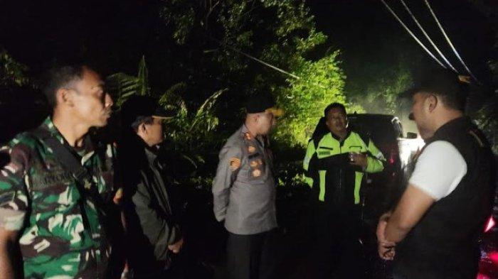 MOBIL JATUH KE JURANG: Kapolres Pakpak Bharat, AKBP Febriandi Haloho saat meninjau langsung lokasi kejadian mobil Avanza yang terjun ke jurang di Jalan Sidikalang - Subulussalam tepatnya Dusun Lae Ikan Desa Tanjung Mulia Kecamatan Sitellu Tali Urang Jehe Kabupaten Pakpak Bharat, Rabu (23/4/2025). Dok : HUMAS polres Pakpak Bharat