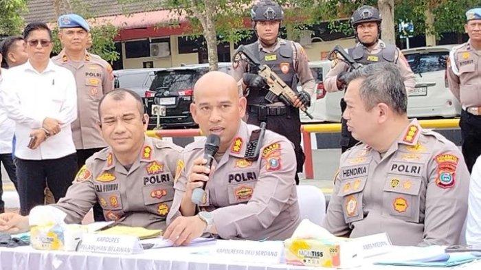 MOTOR POLISI DIBAKAR: Kapolres Pelabuhan Belawan AKBP Oloan Siahaan,(tengah) mengungkapkan kronologi motor polisi dibakar saat pengamanan bandar narkoba, Petugas kepolisian berhasil mengamankan tujuh pelaku  pembakaran sepeda motor milik polisi, Minggu (14/4/2025).