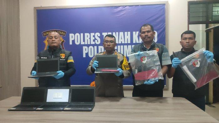 Kapolres Tanah Karo AKBP Eko Yulianto (dua kiri), didampingi Kasat Reskrim Polres Tanah Karo AKP Ras Maju Tarigan (kiri), menunjukkan barang bukti hasil pembobolan SDN 040446 Kabanjahe, di Mapolres Tanah Karo, di Jalan Veteran, Kabanjahe, Sabtu (21/9/2024) malam.